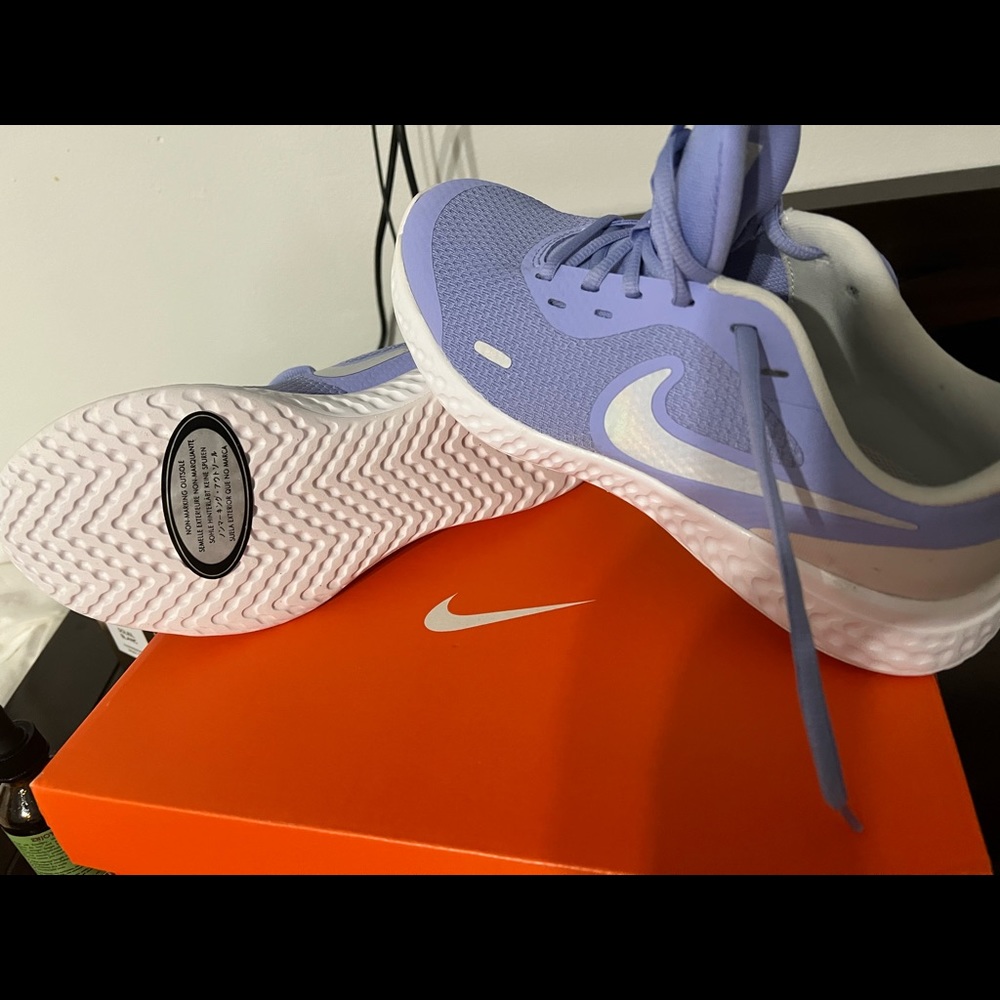 New nike in its box!!  special offer!🚨size 6.5 .